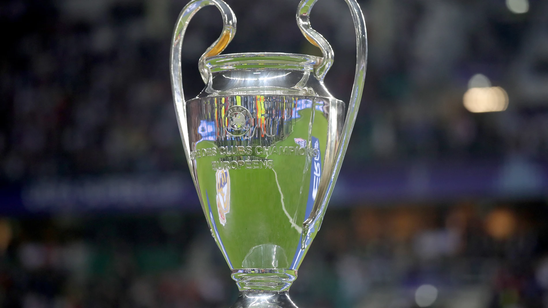 El actual trofeo de la Champions League El actual trofeo de la Champions League