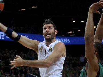 Rudy penetra a canasta ante el Zalgiris