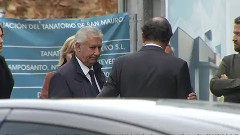 Arenas evita responder en el funeral por el padre de Mariano Rajoy Arenas evita responder en el funeral por el padre de Mariano Rajoy