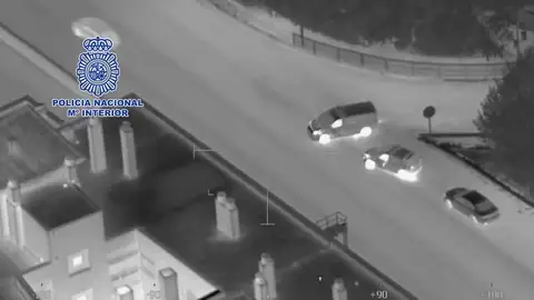 Diversos hombres se dan a la fuga y atacan a la Policía Nacional con extintores Diversos hombres se dan a la fuga y atacan a la Policía Nacional con extintores