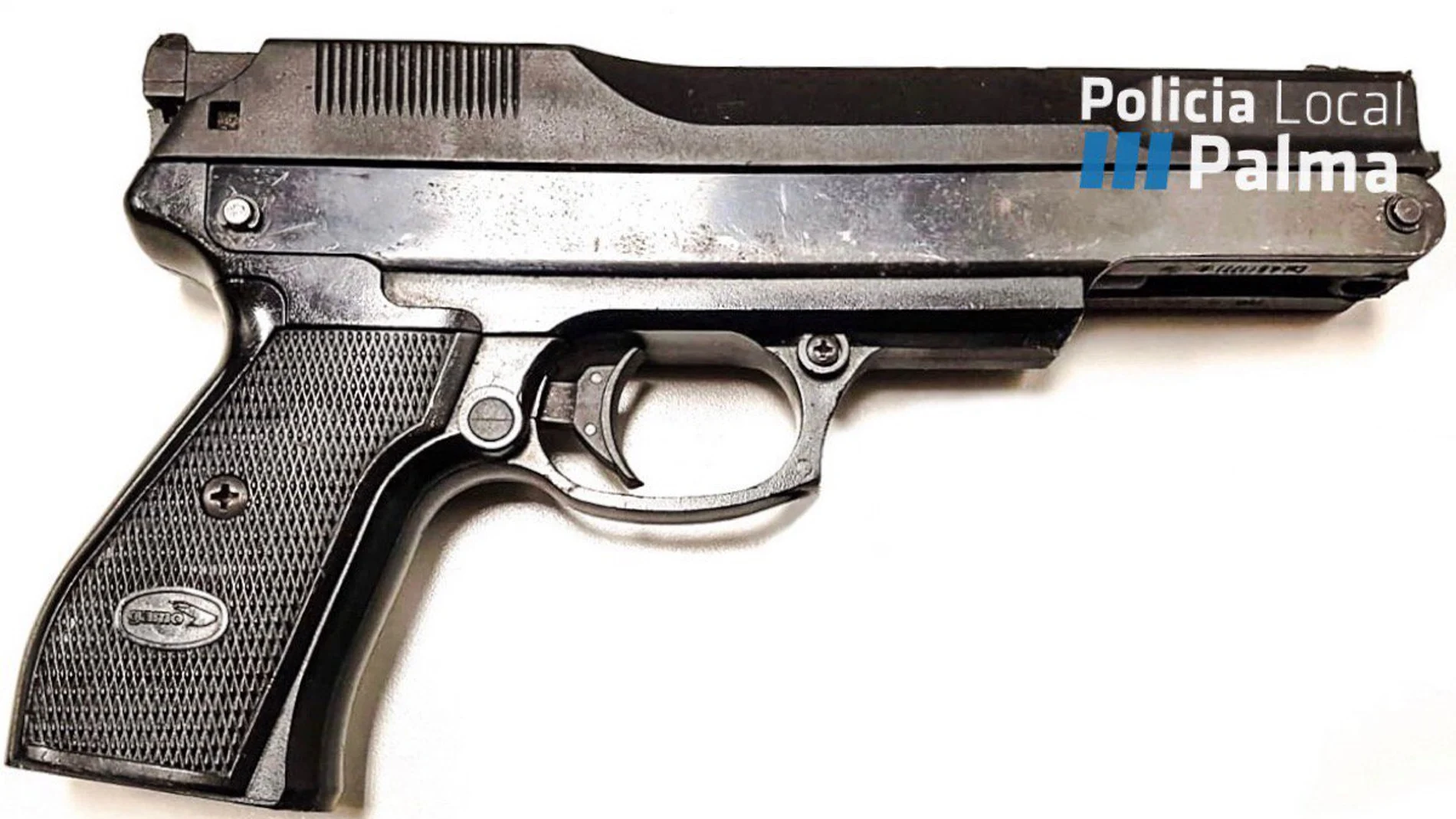 La policía incauta un arma simulada La policía incauta un arma simulada