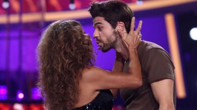 El besazo robado de Lolita que deja a Jordi Coll en shock