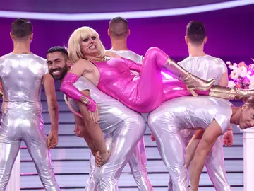 Anabel Alonso monta un festival de acrobacias como Raffaella Carrà mientras llama al '5353456' Anabel Alonso monta un festival de acrobacias como Raffaella Carrà mientras llama al '5353456'