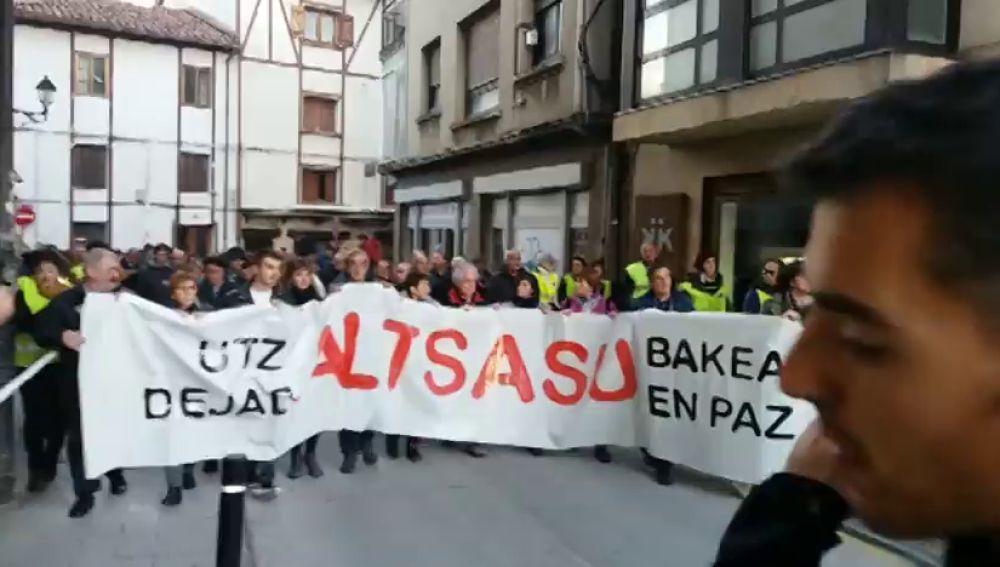 Miles de vecinos de Alsasua protestan contra un acto organizado por Ciudadanos para este domingo