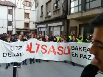 Miles de vecinos de Alsasua protestan contra un acto organizado por Ciudadanos para este domingo Miles de vecinos de Alsasua protestan contra un acto organizado por Ciudadanos para este domingo