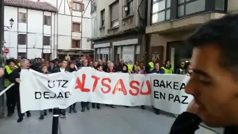 Miles de vecinos de Alsasua protestan contra un acto organizado por Ciudadanos para este domingo Miles de vecinos de Alsasua protestan contra un acto organizado por Ciudadanos para este domingo