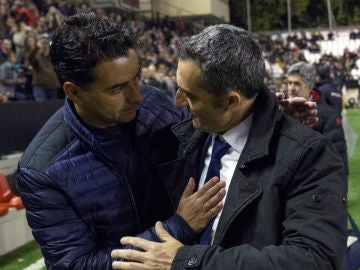 Valverde se saluda con Míchel