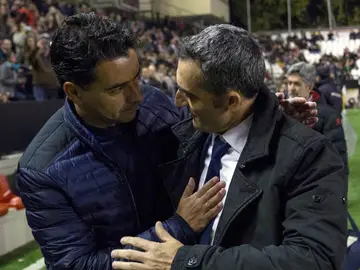 Valverde se saluda con Míchel Valverde se saluda con Míchel