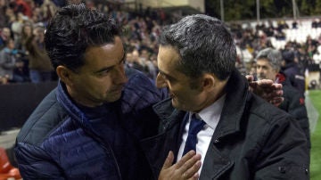 Valverde se saluda con Míchel