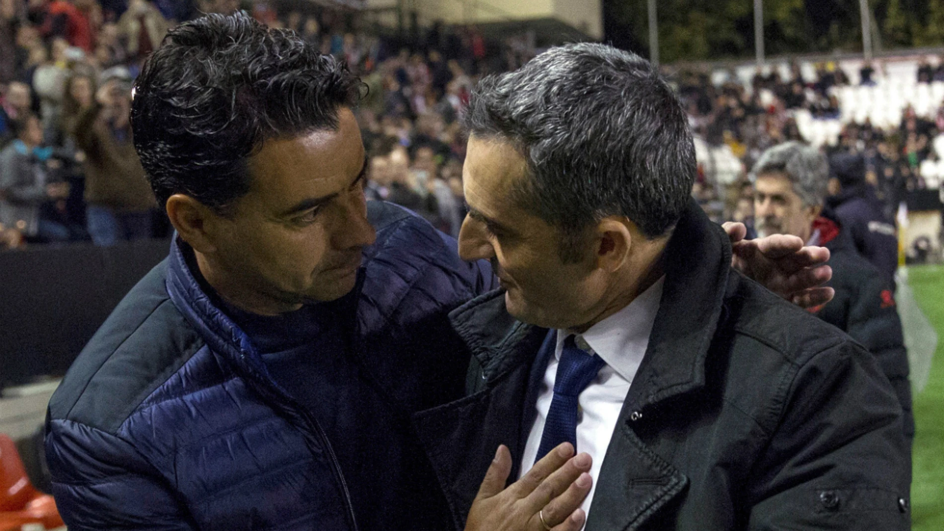 Valverde se saluda con Míchel Valverde se saluda con Míchel