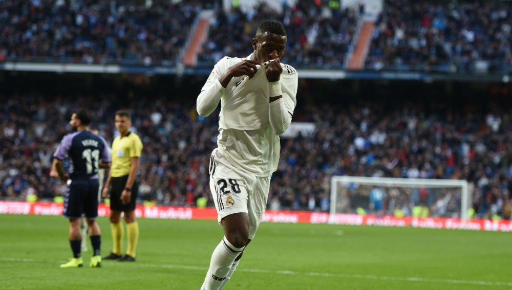 Vinicius se besa el escudo del Real Madrid