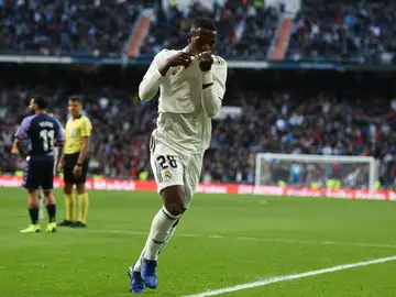 Vinicius se besa el escudo del Real Madrid Vinicius se besa el escudo del Real Madrid