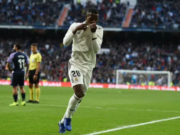 Vinicius se besa el escudo del Real Madrid Vinicius se besa el escudo del Real Madrid