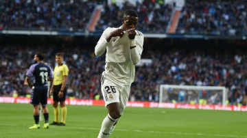 Vinicius se besa el escudo del Real Madrid