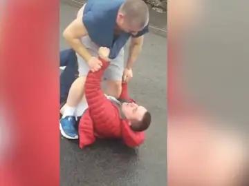Dos hombres se pelean en plena calle en Irlanda Dos hombres se pelean en plena calle en Irlanda