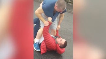 Dos hombres se pelean en plena calle en Irlanda