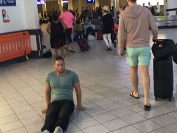 Justin Levene arrastrándose en el aeropuerto de Luton