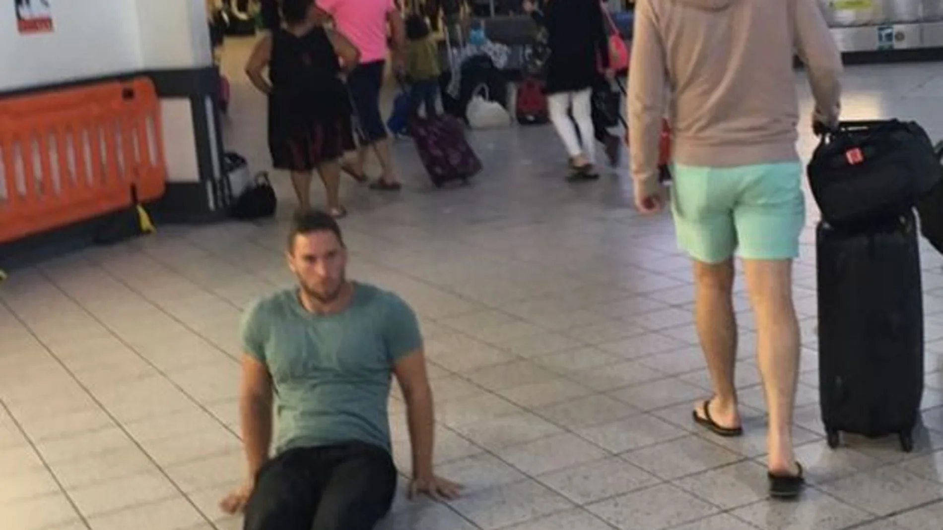 Justin Levene arrastrándose en el aeropuerto de Luton Justin Levene arrastrándose en el aeropuerto de Luton