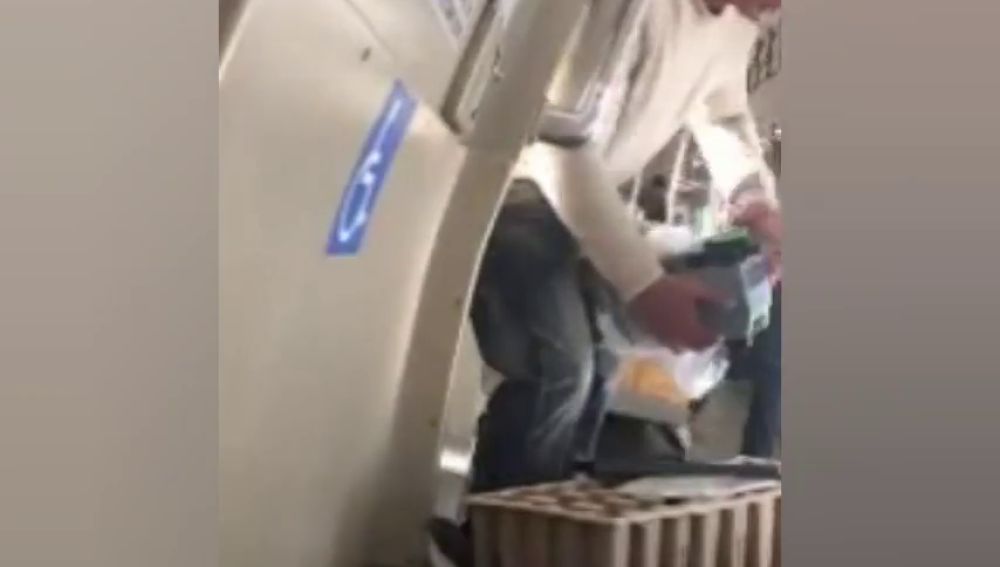 Detienen a un hombre que amenazaba a los pasajeros de un tren con una motosierra en California