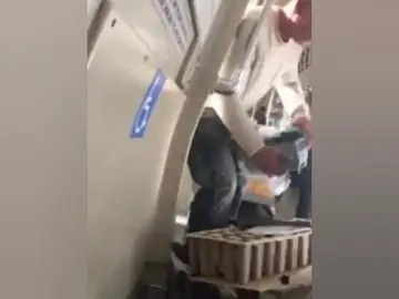 Detienen a un hombre que amenazaba a los pasajeros de un tren con una motosierra en California Detienen a un hombre que amenazaba a los pasajeros de un tren con una motosierra en California