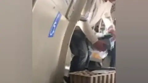 Detienen a un hombre que amenazaba a los pasajeros de un tren con una motosierra en California Detienen a un hombre que amenazaba a los pasajeros de un tren con una motosierra en California