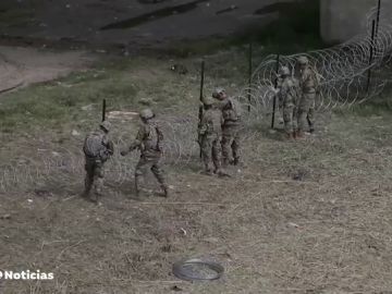 Comienzan a instalarse las concertinas en la frontera sur de EEUU para evitar el paso de la primera caravana de migrantes que ya está en Veracruz