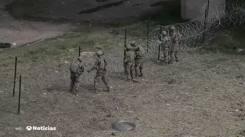 Comienzan a instalarse las concertinas en la frontera sur de EEUU para evitar el paso de la primera caravana de migrantes que ya está en Veracruz Comienzan a instalarse las concertinas en la frontera sur de EEUU para evitar el paso de la primera caravana de migrantes que ya está en Veracruz