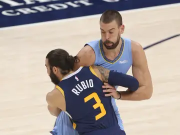 Marc Gasol choca con Ricky Rubio Marc Gasol choca con Ricky Rubio