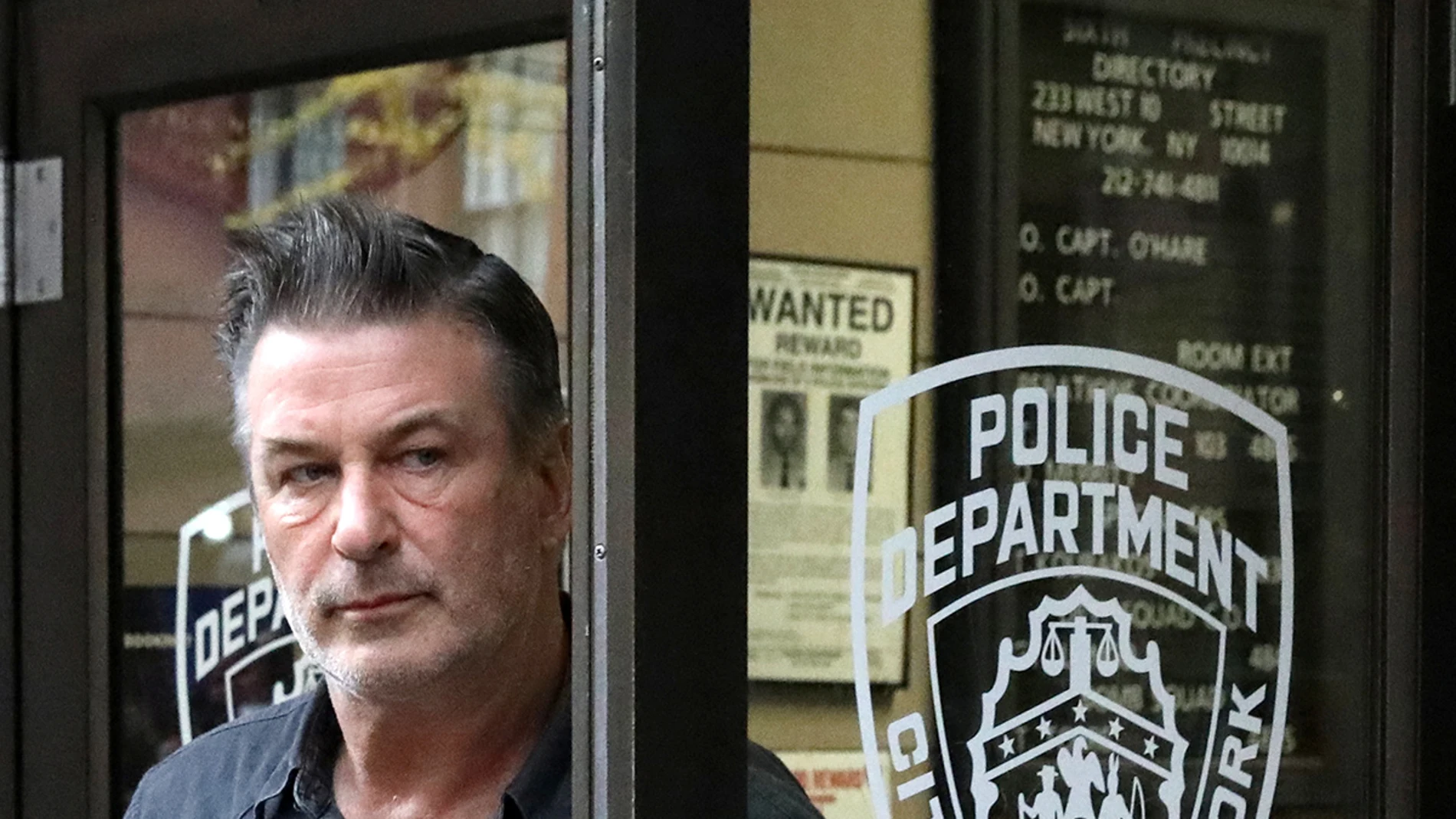 Alec Baldwin a la salida de la comisaría en Nueva York Alec Baldwin a la salida de la comisaría en Nueva York