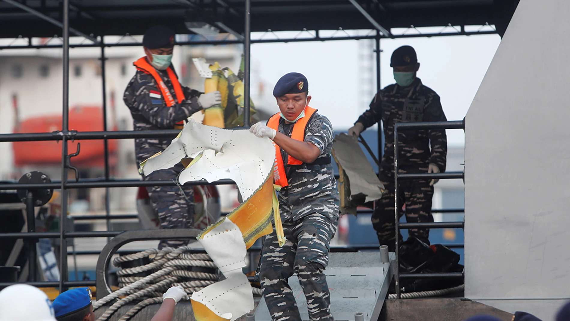 Equipo de emergencias cargando un trozo del avión siniestrado de Lion Air Equipo de emergencias cargando un trozo del avión siniestrado de Lion Air