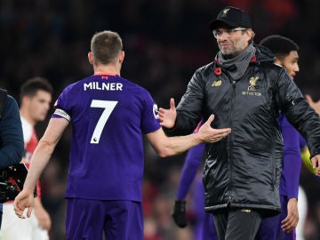 Milner saluda a Klopp