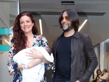 Joaquín Cortés junto a su pareja, Marina Moreno, tras convertirse en padres Joaquín Cortés junto a su pareja, Marina Moreno, tras convertirse en padres