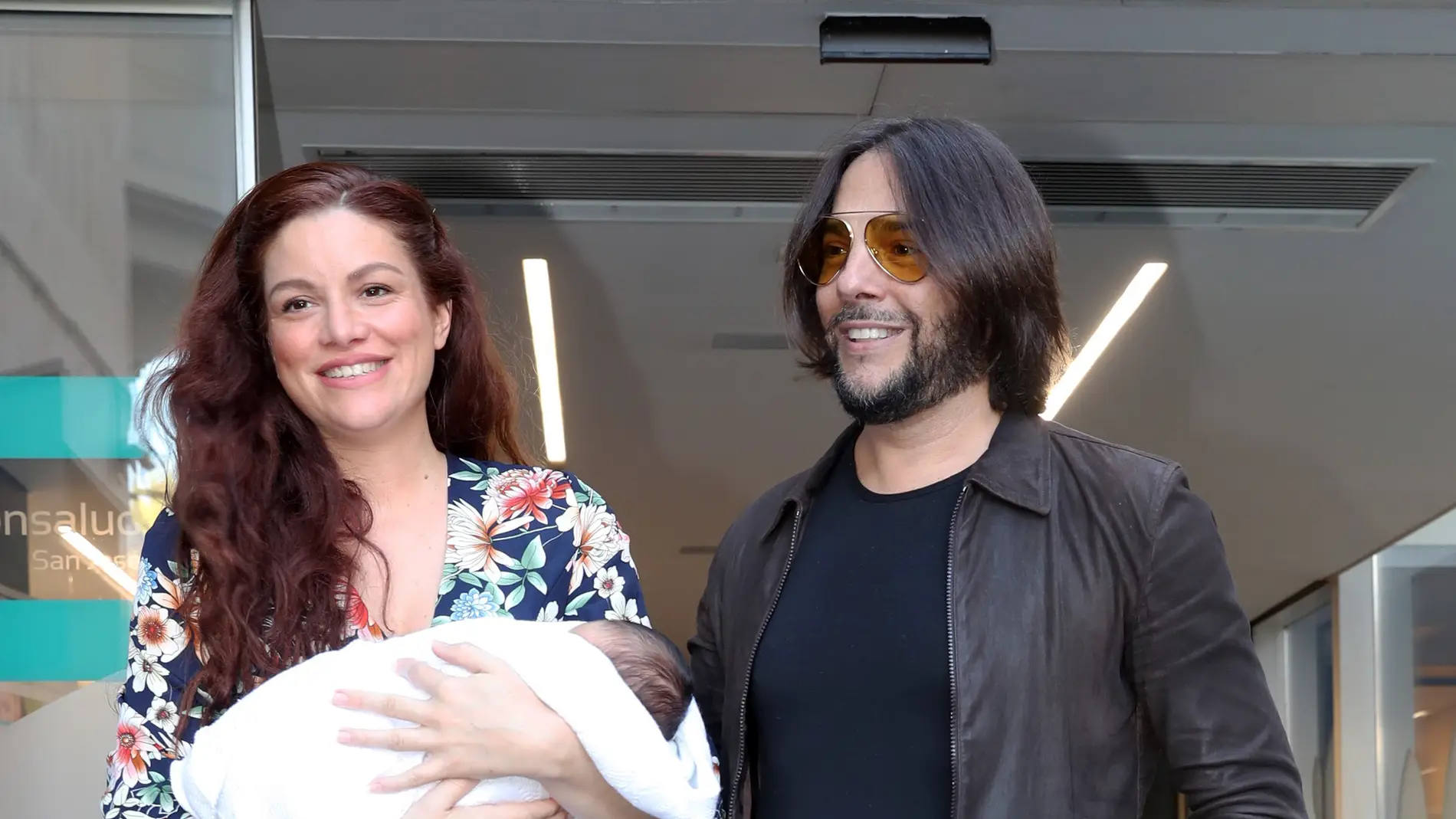 Joaquín Cortés junto a su pareja, Marina Moreno, tras convertirse en padres
