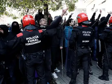 Efectivos de la Policía Foral frente a una manifestación que tiene lugar en Alsasua Efectivos de la Policía Foral frente a una manifestación que tiene lugar en Alsasua