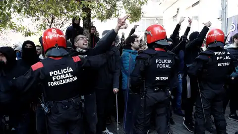 Efectivos de la Policía Foral frente a una manifestación que tiene lugar en Alsasua Efectivos de la Policía Foral frente a una manifestación que tiene lugar en Alsasua