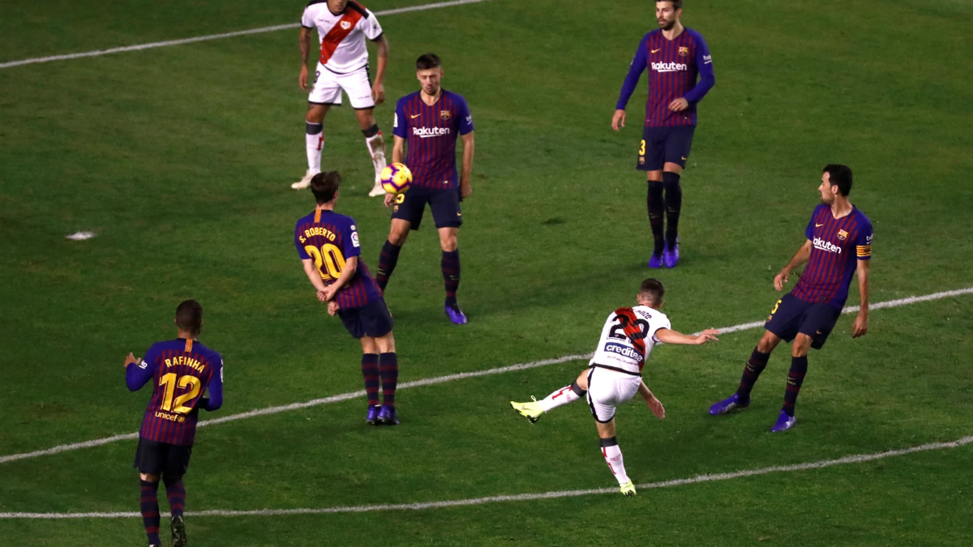 Pozo marca ante cinco jugadores del Barcelona Pozo marca ante cinco jugadores del Barcelona