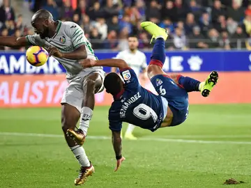 Hernández busca el remate ante Foulquier Hernández busca el remate ante Foulquier
