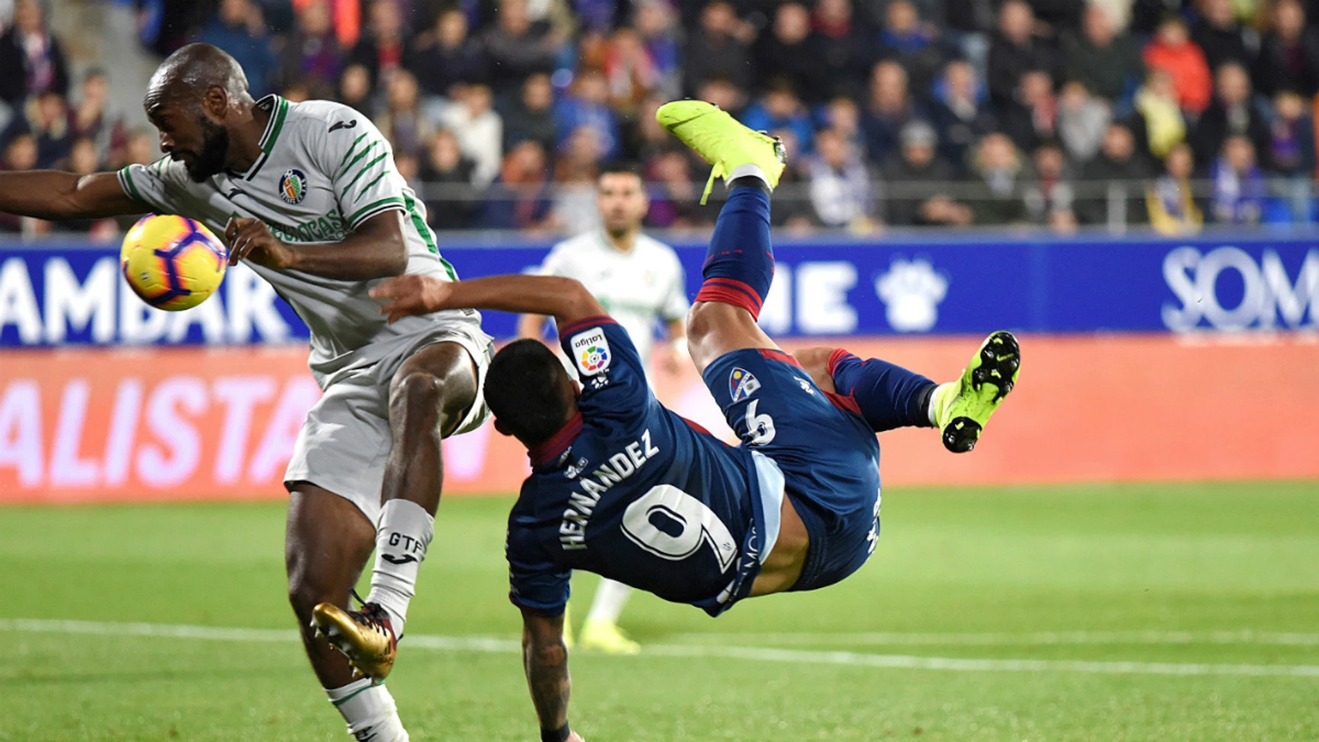 Hernández busca el remate ante Foulquier Hernández busca el remate ante Foulquier