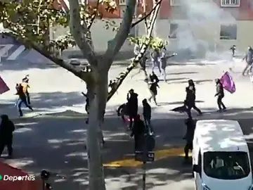 Tres heridos leves por enfrentamientos entre ultras del Rayo y del Barcelona cerca del Estadio de Vallecas Tres heridos leves por enfrentamientos entre ultras del Rayo y del Barcelona cerca del Estadio de Vallecas