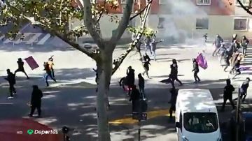 Tres heridos leves por enfrentamientos entre ultras del Rayo y del Barcelona cerca del Estadio de Vallecas