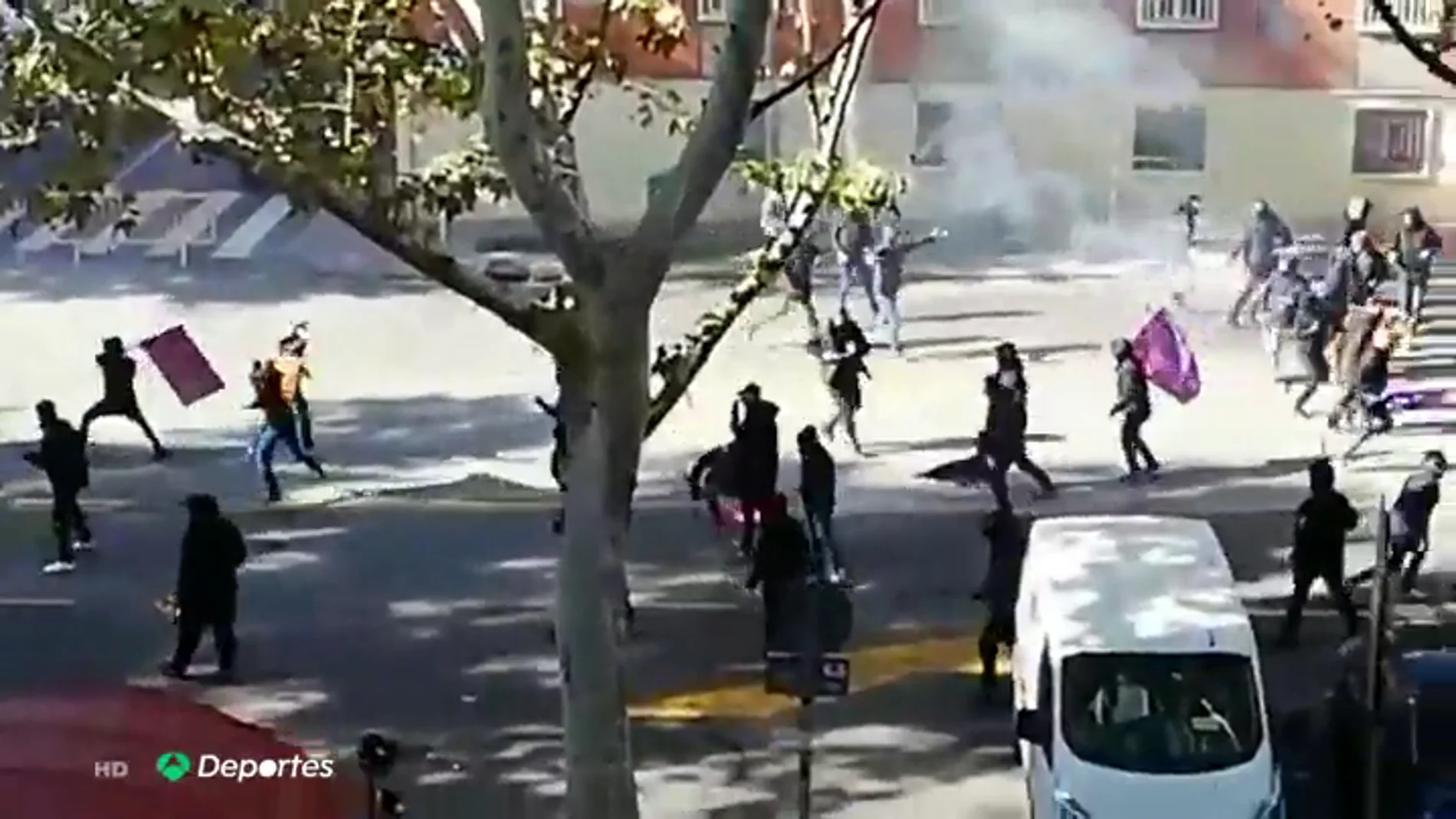 Tres heridos leves por enfrentamientos entre ultras del Rayo y del Barcelona cerca del Estadio de Vallecas Tres heridos leves por enfrentamientos entre ultras del Rayo y del Barcelona cerca del Estadio de Vallecas