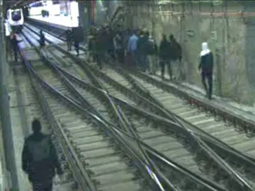 grafiteros huyen tras agredir a dos policías grafiteros huyen tras agredir a dos policías