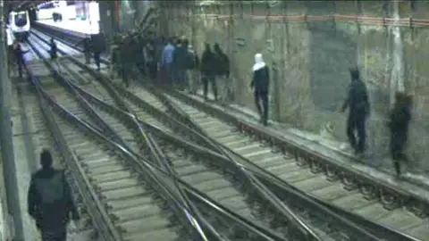 grafiteros huyen tras agredir a dos policías grafiteros huyen tras agredir a dos policías