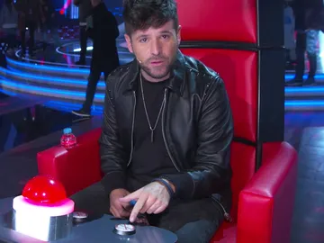 Pablo López descubre el nuevo botón de bloqueo de 'La voz' Pablo López descubre el nuevo botón de bloqueo de 'La voz'