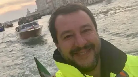 Críticas a Salvini por su tuit cuando visitaba zonas inundadas Críticas a Salvini por su tuit cuando visitaba zonas inundadas