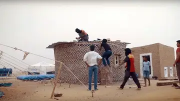 Imagen de una de las casas hechas con botellas de plástico Imagen de una de las casas hechas con botellas de plástico