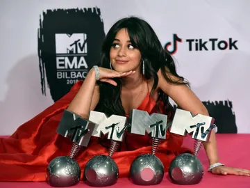 La cantante cubana Camila Cabello posa los galardones recibidos en la gala de entrega de los European Music Awards La cantante cubana Camila Cabello posa los galardones recibidos en la gala de entrega de los European Music Awards