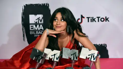 La cantante cubana Camila Cabello posa los galardones recibidos en la gala de entrega de los European Music Awards La cantante cubana Camila Cabello posa los galardones recibidos en la gala de entrega de los European Music Awards