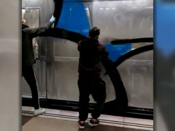 TMB perita los daños en los vagones para interponer una denuncia contra los grafiteros del metro de Barcelona