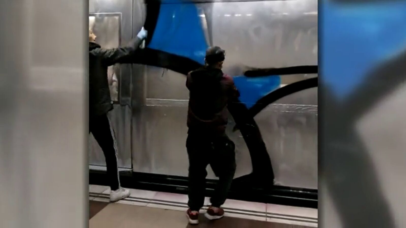 TMB perita los daños en los vagones para interponer una denuncia contra los grafiteros del metro de Barcelona